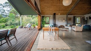 Outdoor dining - Never Never Cabin (Gleniffer)