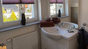 吹风机、毛巾、卫生纸