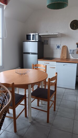 Een microgolfoven, een oven, een kookplaat, een vaatwasser