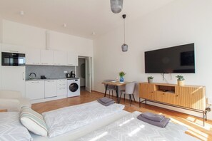 Strykejern/-brett, reiseseng for barn, wi-fi og sengetøy