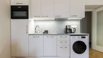 Een koelkast, een oven, een kookplaat, een vaatwasser