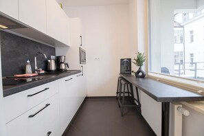 Fridge, microwave, stovetop, dishwasher