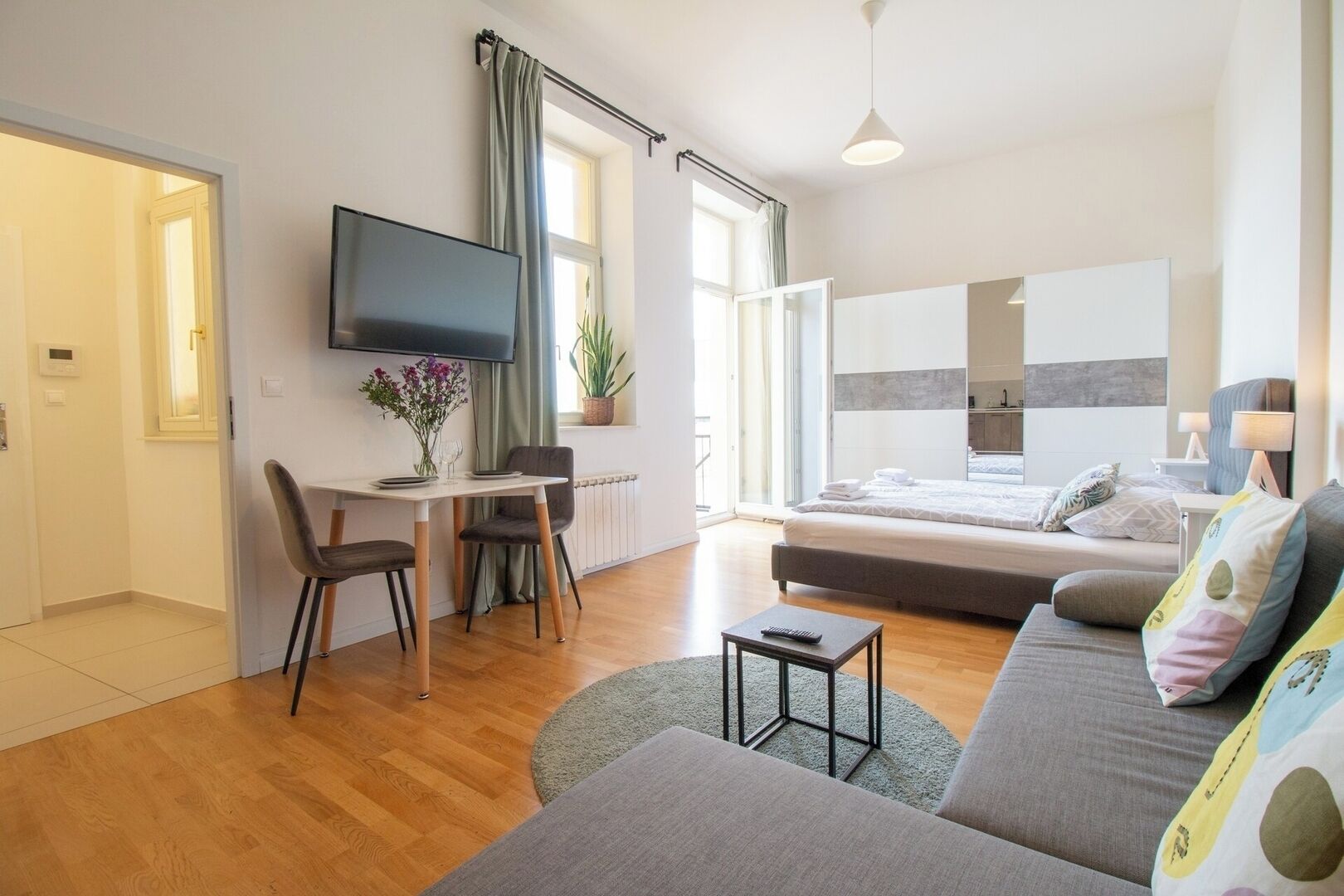 Iron/ironing board, WiFi, bed sheets