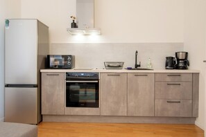 Fridge, microwave, oven, stovetop - Sunlit Central Studio - with stunning balcony (Prague)