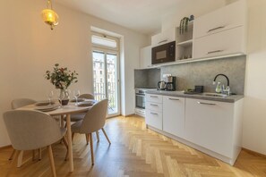 Réfrigérateur, micro-ondes, plaque de cuisson, lave-vaisselle