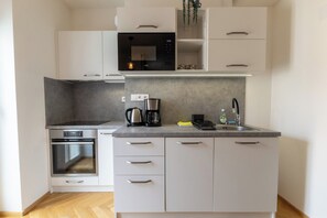 Réfrigérateur, micro-ondes, plaque de cuisson, lave-vaisselle