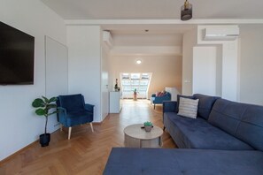 TV - Stay Inn | Penthouse Feel: 3BR w/ A/C, Terrace (Praha 3)
