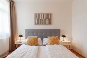 3 bedrooms, iron/ironing board, travel crib, WiFi - Stay Inn | Penthouse Feel: 3BR w/ A/C, Terrace (Praha 3)