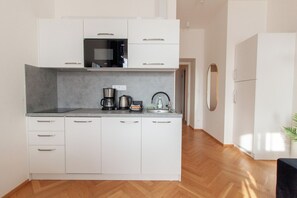 Køleskab, mikrobølgeovn, kogeplade, opvaskemaskine