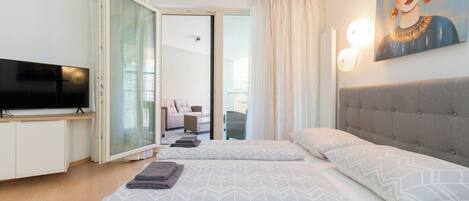 Strykjärn/strykbräda, resesäng, wi-fi och sängkläder