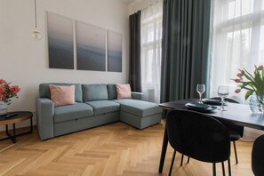 TV - Stay Inn | Modern 1 Bedroom flat near the centre (Praha 3)