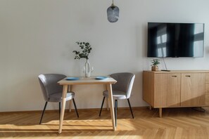 Dining - Stay Inn | Sunny Studio: Steps Away from Downtown (Praha 3)
