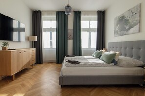 Iron/ironing board, travel crib, WiFi, bed sheets - Stay Inn | Sunny Studio: Steps Away from Downtown (Praha 3)