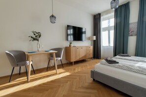 Iron/ironing board, travel crib, WiFi, bed sheets - Stay Inn | Sunny Studio: Steps Away from Downtown (Praha 3)