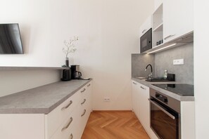 Fridge, microwave, oven, stovetop - Stay Inn | Historic Charm Meets Modern Comfort (Praha 3)
