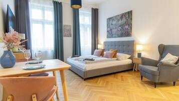 Iron/ironing board, travel crib, WiFi, bed sheets