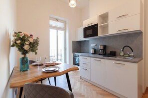 Fridge, microwave, stovetop, dishwasher