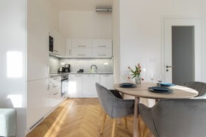 Réfrigérateur, micro-ondes, plaque de cuisson, lave-vaisselle