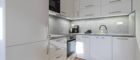 Fridge, microwave, stovetop, dishwasher