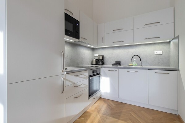 Réfrigérateur, micro-ondes, plaque de cuisson, lave-vaisselle