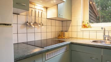 Bungalow | Private kitchen | Fridge, stovetop, cookware/dishes/utensils