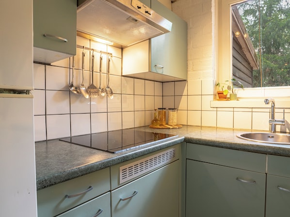 Bungalow | Private kitchen | Fridge, stovetop, cookware/dishes/utensils