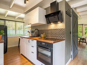 Bungalow | Private kitchen | Fridge, stovetop, cookware/dishes/utensils