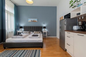 Iron/ironing board, travel crib, WiFi, bed sheets