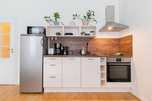 Réfrigérateur, micro-ondes, four, plaque de cuisson