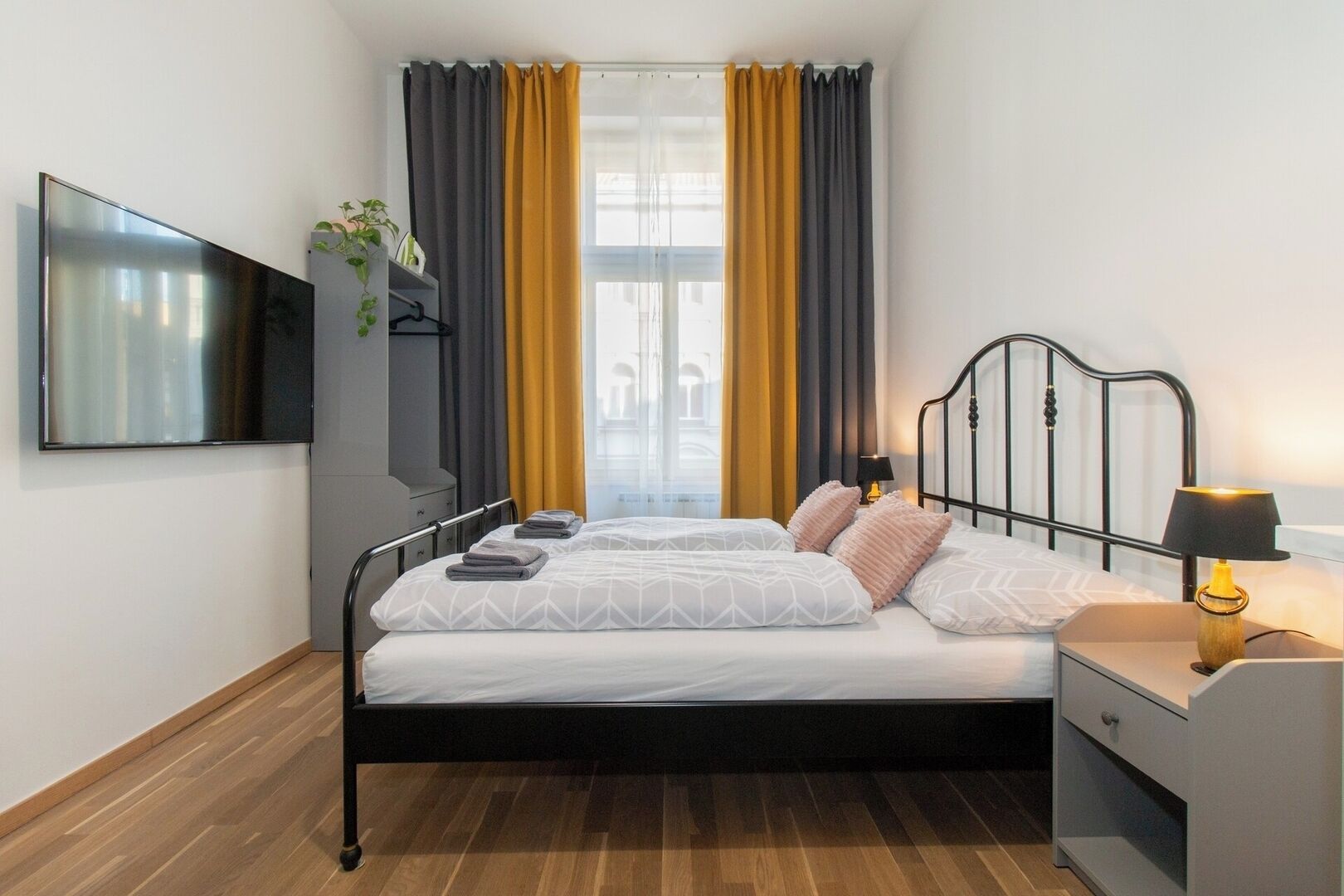 Tabla de planchar con plancha, wifi y ropa de cama 