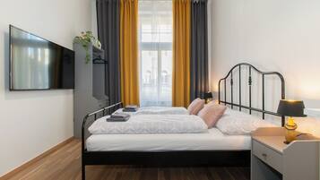 Tabla de planchar con plancha, wifi y ropa de cama