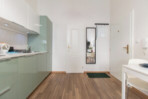 Frigorífico, microondas, placa de cocina y cafetera o tetera