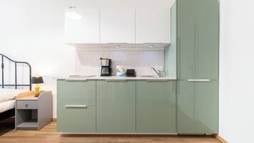 Kühlschrank, Mikrowelle, Herdplatte, Wasserkocher mit Kaffee-/Teezubehör