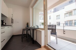 Réfrigérateur, micro-ondes, plaque de cuisson, lave-vaisselle