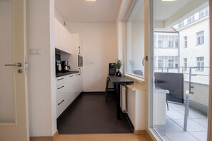 Kylskåp, mikrovågsugn, spishäll och diskmaskin