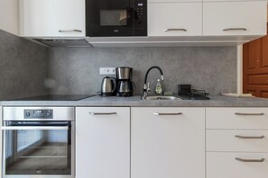 Køleskab, mikrobølgeovn, ovn, kogeplade