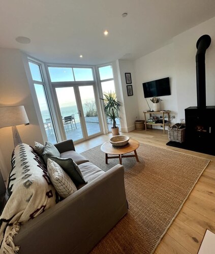 Harbour Reach - 2-Bed Seaview Apartment at Tors Park