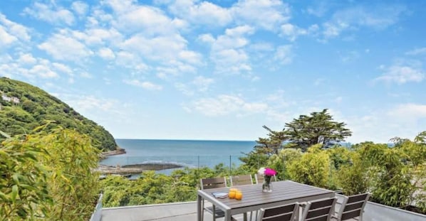 Outdoor dining - Harbour Reach - 2-Bed Seaview Apartment at Tors Park (Lynmouth)