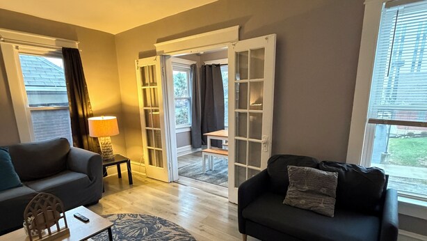 Un salon moderne avec un canapé, une table basse et un tapis à motifs.