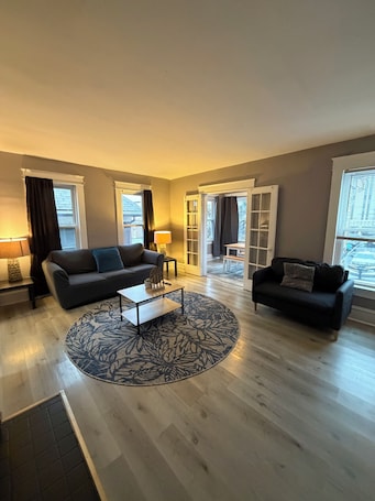 Smart TV. 3-bedroom Hamot/Gannon apartment
