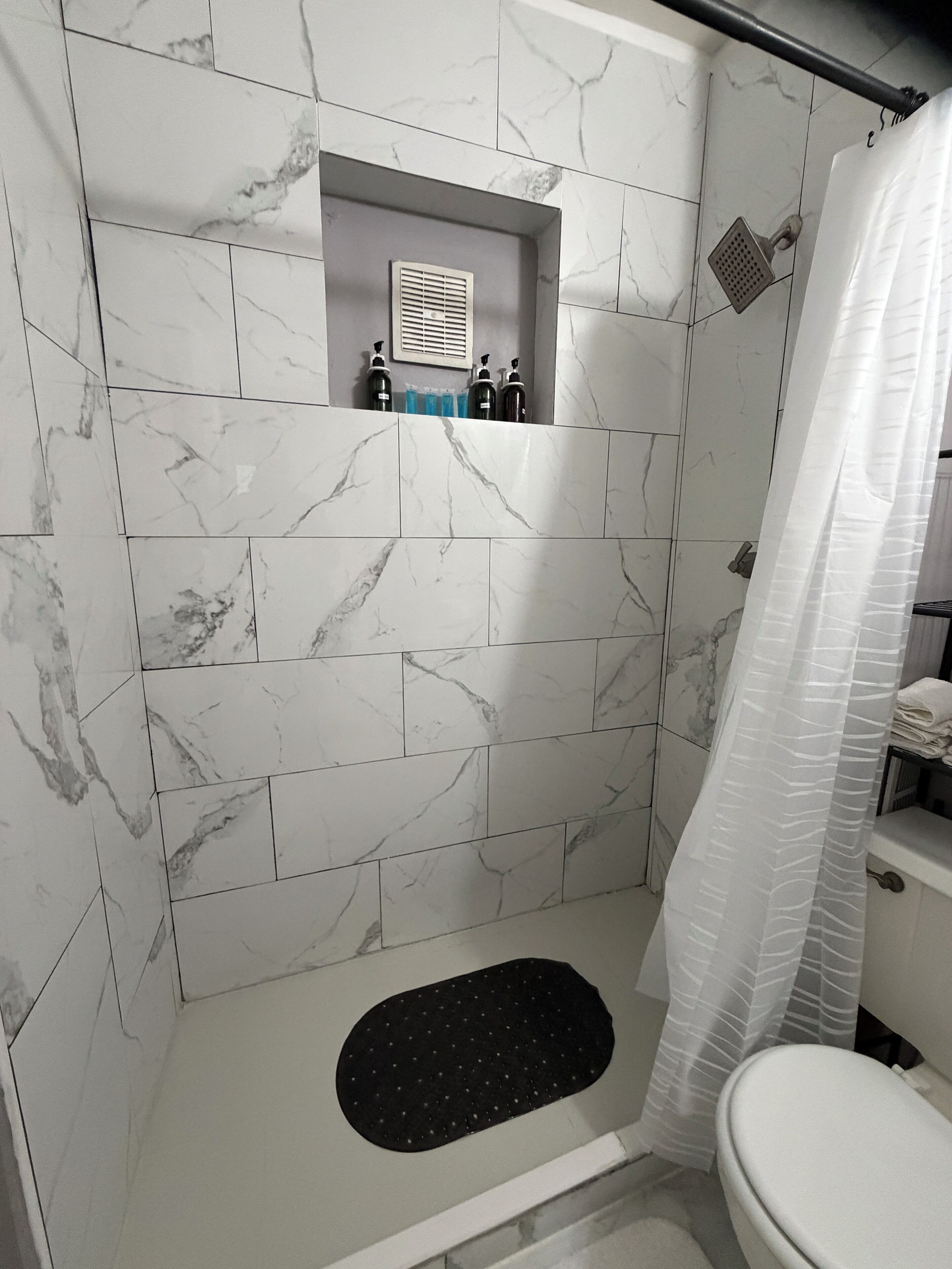 Secadora de cabello, toallas, jabón, papel de baño 