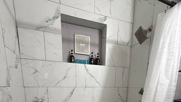 Secadora de cabello, toallas, jabón, papel de baño