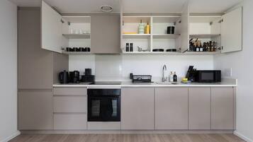 Kühlschrank, Mikrowelle, Ofen, Herdplatte