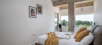 Modern 1BR /MK Train Station/Free Parking/Fast Wi-Fi