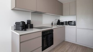Una cocina moderna con lavavajillas, cafetera y microondas.