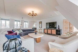 Panoramic Apartment, Ensuite | Lounge