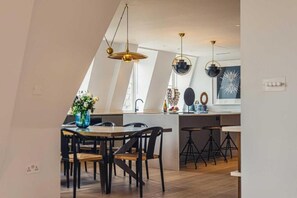 Apartamento panorámico, baño privado | Restauración