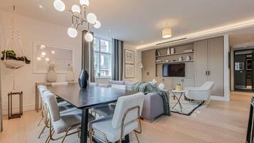 Superior Apartment, Ensuite | Dining