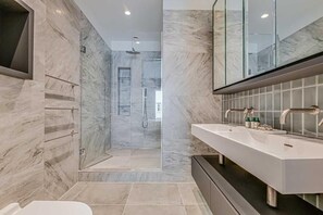 Căn hộ dành cho gia đình, có phòng tắm riêng, quang cảnh thành phố | Phòng tắm | Buồng tắm vòi sen, máy sấy tóc, khăn tắm, xà phòng 