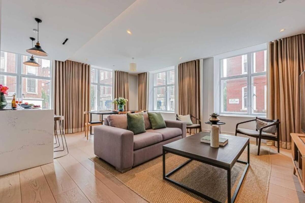 Un salon moderne avec un canapé, une table basse et un coin repas.